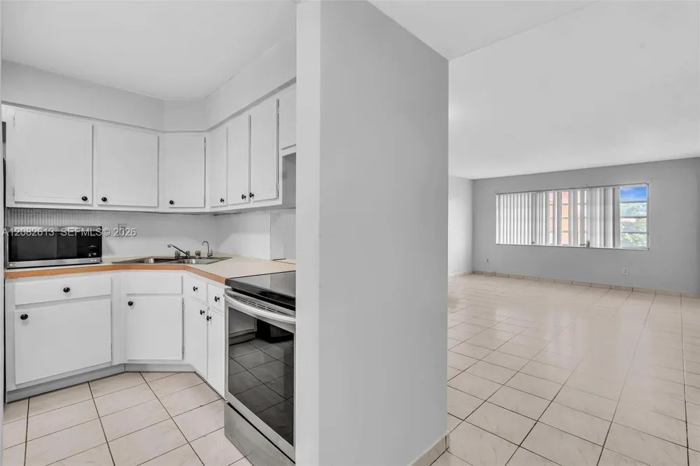 1540 NE 191st St #320 Miami, FL 33179