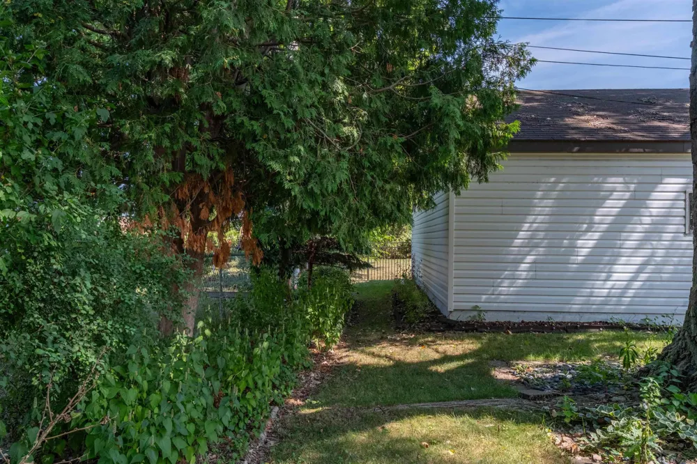 19439 Heckman Street Clinton Charter Township, MI 48035