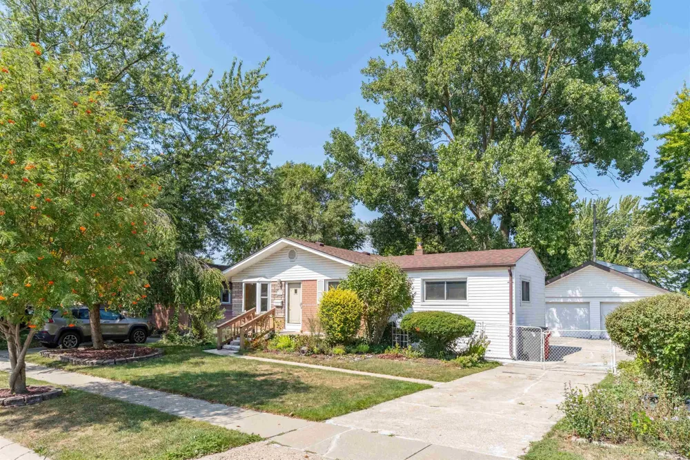 19439 Heckman Street Clinton Charter Township, MI 48035