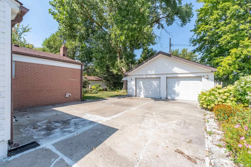 19439 Heckman Street Clinton Charter Township, MI 48035