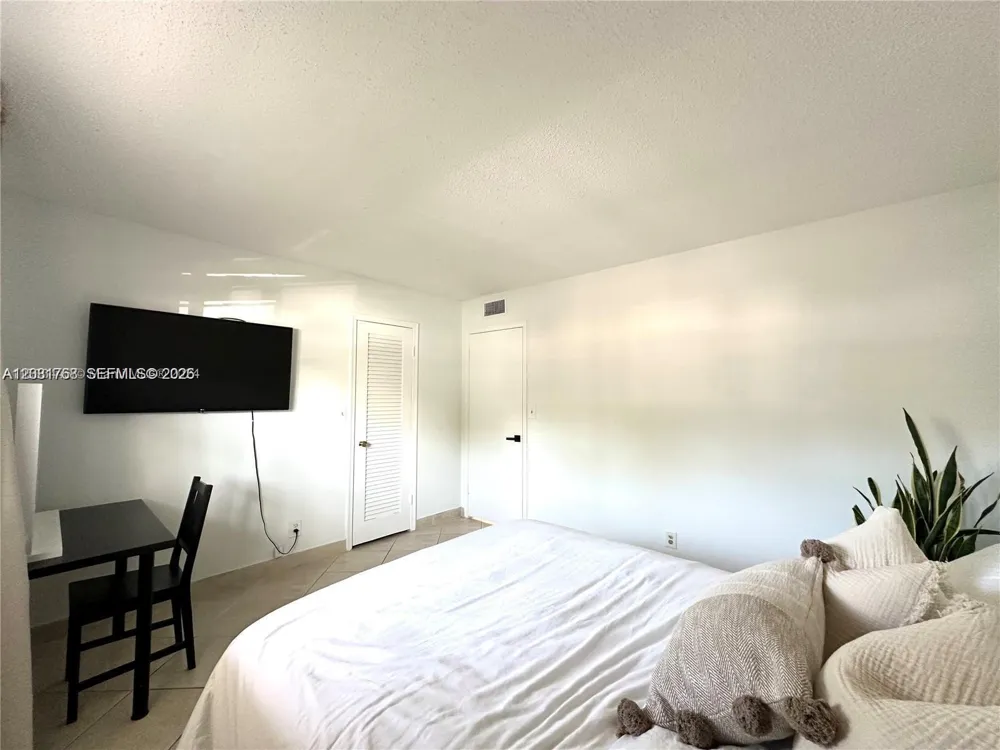 620 NE 12th Ave #102 Hallandale Beach, FL 33009