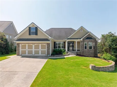 102 Colonial Circle NW