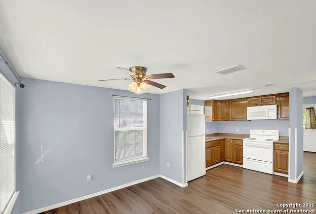 1205 Plum Floresville, TX 78114