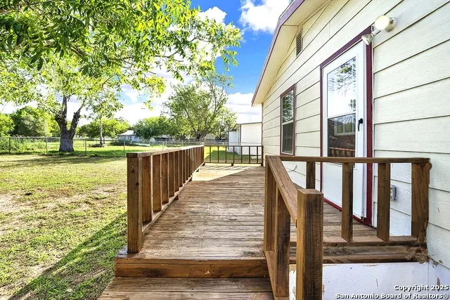 1205 Plum Floresville, TX 78114