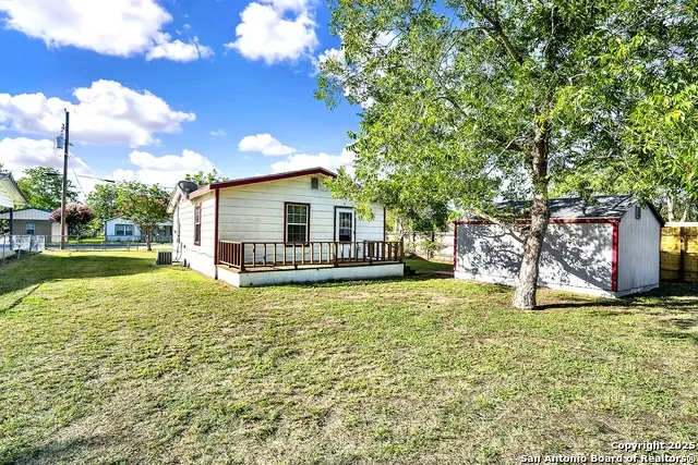 1205 Plum Floresville, TX 78114