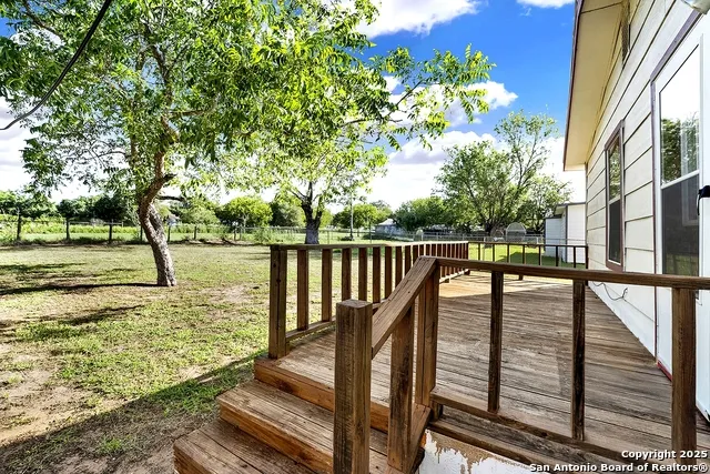 1205 Plum Floresville, TX 78114