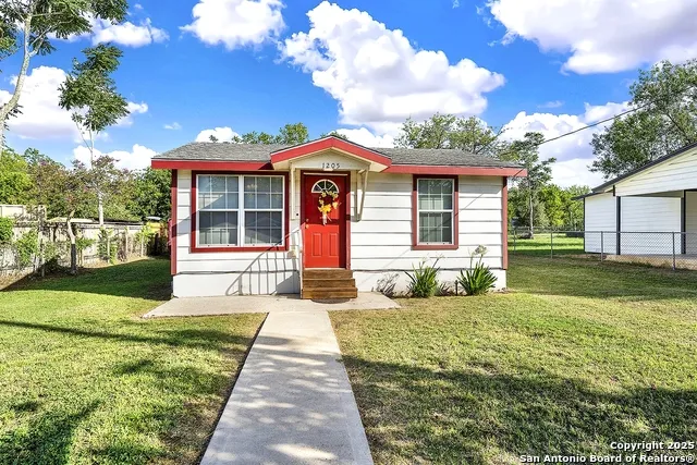 1205 Plum Floresville, TX 78114