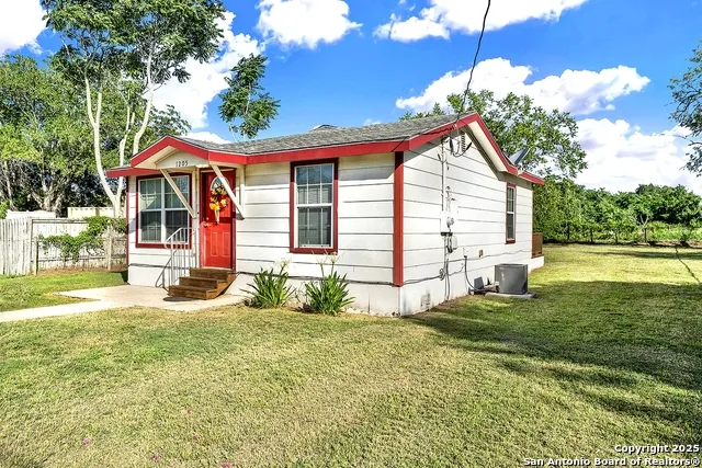 1205 Plum Floresville, TX 78114