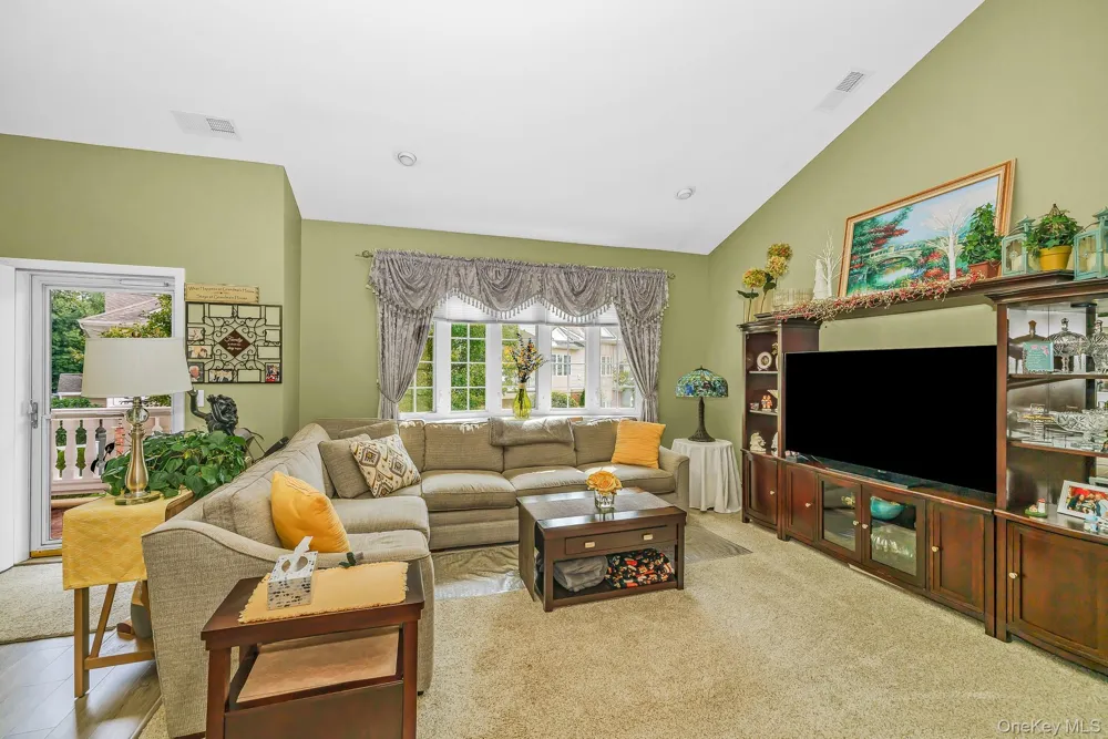 30 Sarah Court Amityville, NY 11701