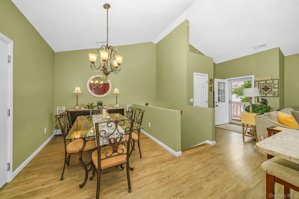 30 Sarah Court Amityville, NY 11701