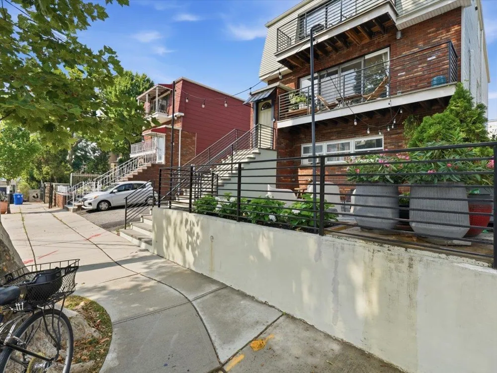 59 HAUXHURST AVE Weehawken, NJ 00786