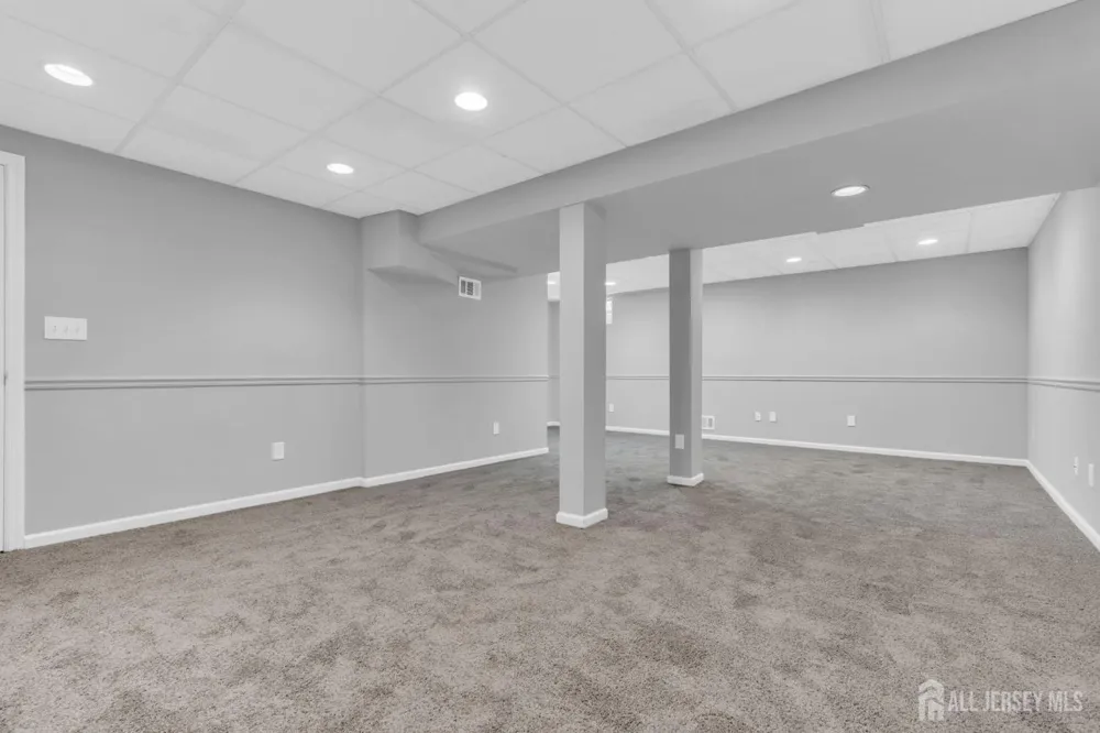 8 Pine Valley Lane Monroe, NJ 08831