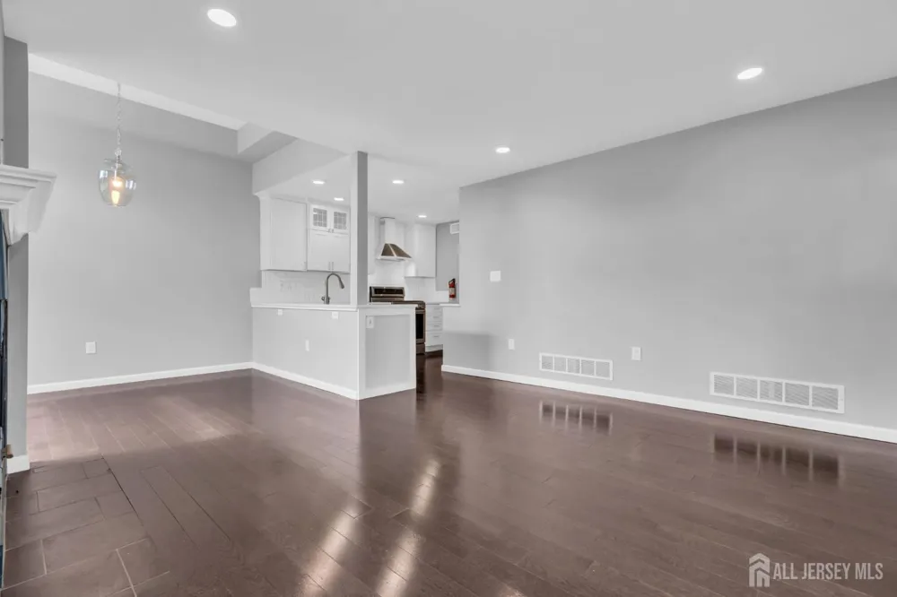 8 Pine Valley Lane Monroe, NJ 08831