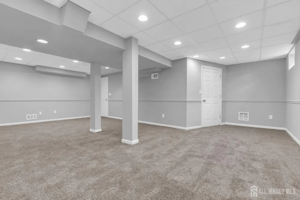 8 Pine Valley Lane Monroe, NJ 08831