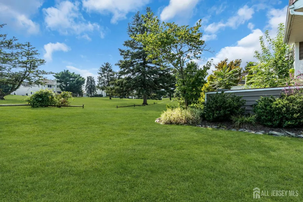 8 Pine Valley Lane Monroe, NJ 08831