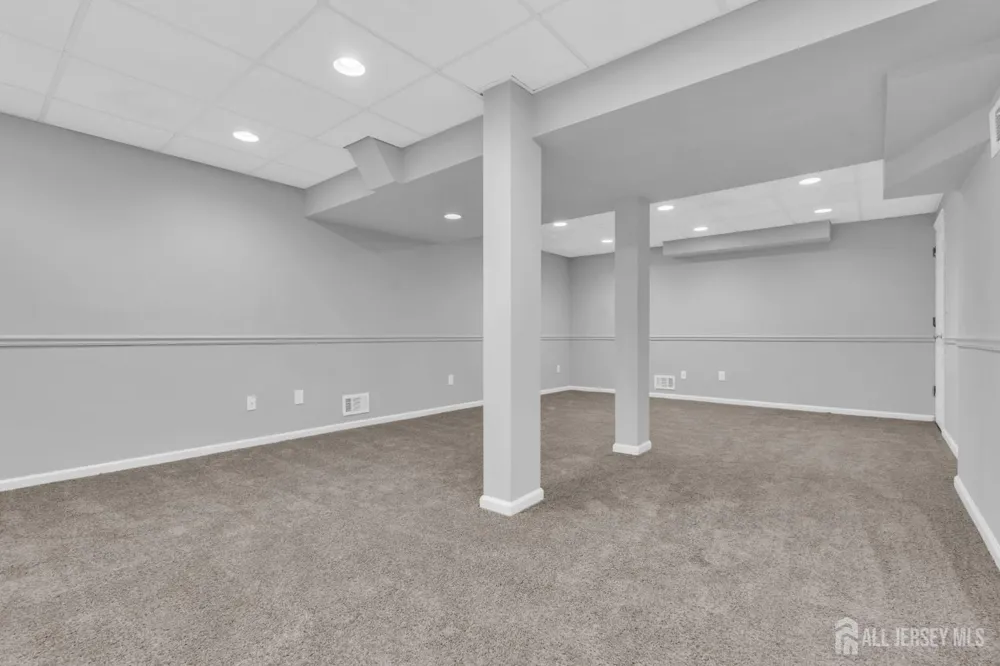 8 Pine Valley Lane Monroe, NJ 08831