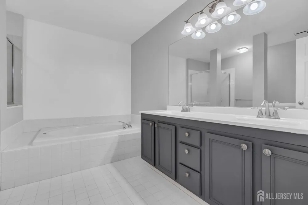 8 Pine Valley Lane Monroe, NJ 08831