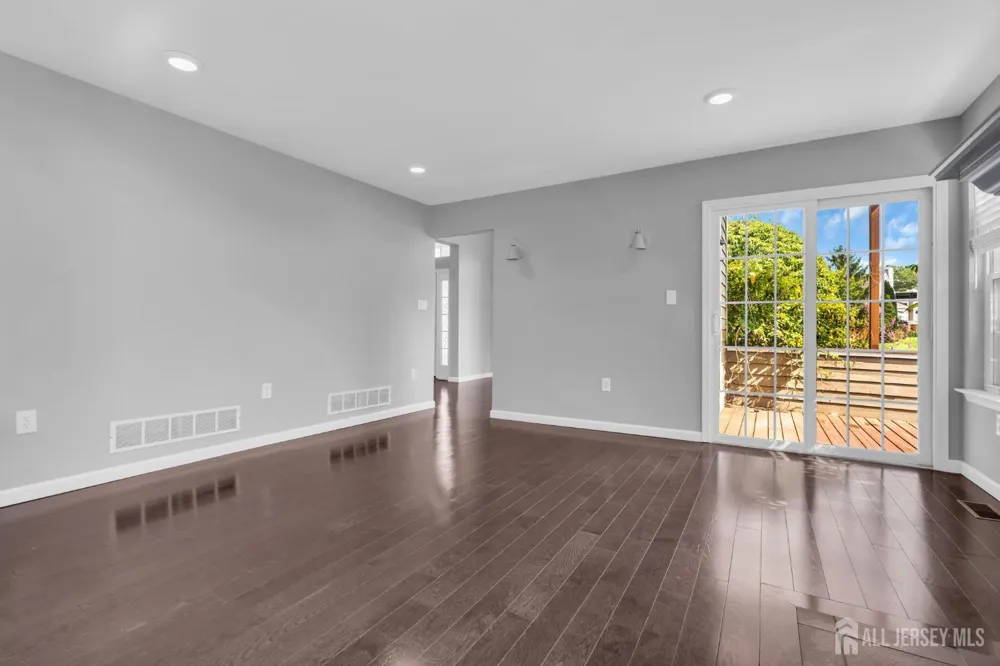 8 Pine Valley Lane Monroe, NJ 08831