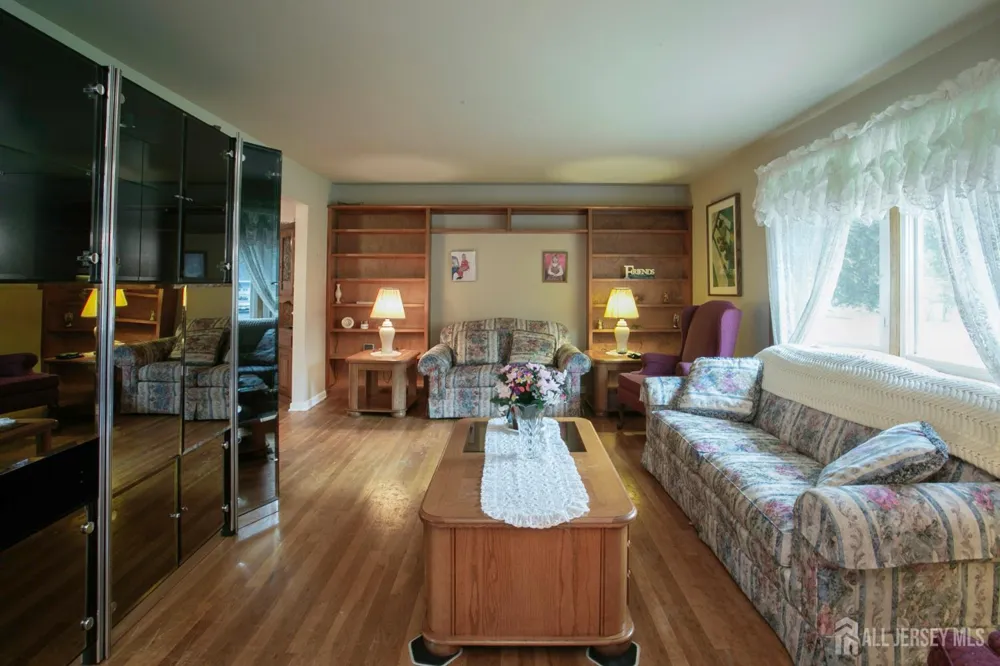 25 Huntington Road Edison, NJ 08820