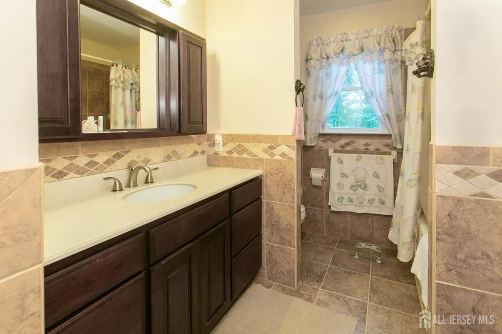 25 Huntington Road Edison, NJ 08820