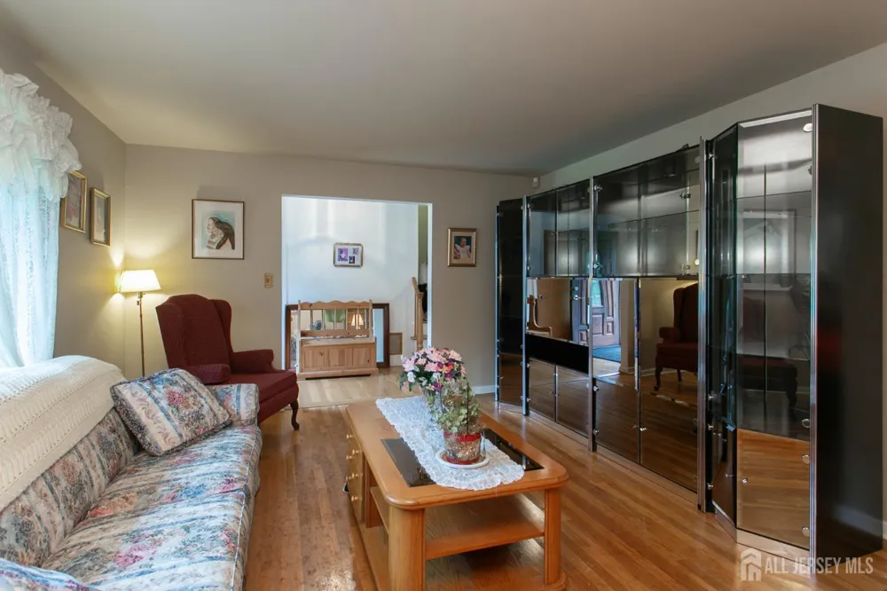 25 Huntington Road Edison, NJ 08820