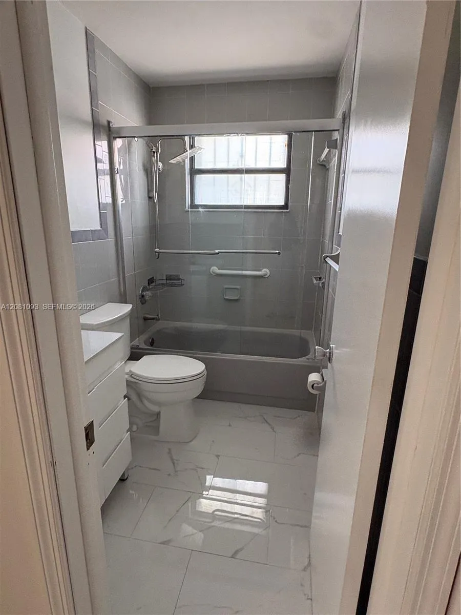 7577 W 5th Ln Hialeah, FL 33014