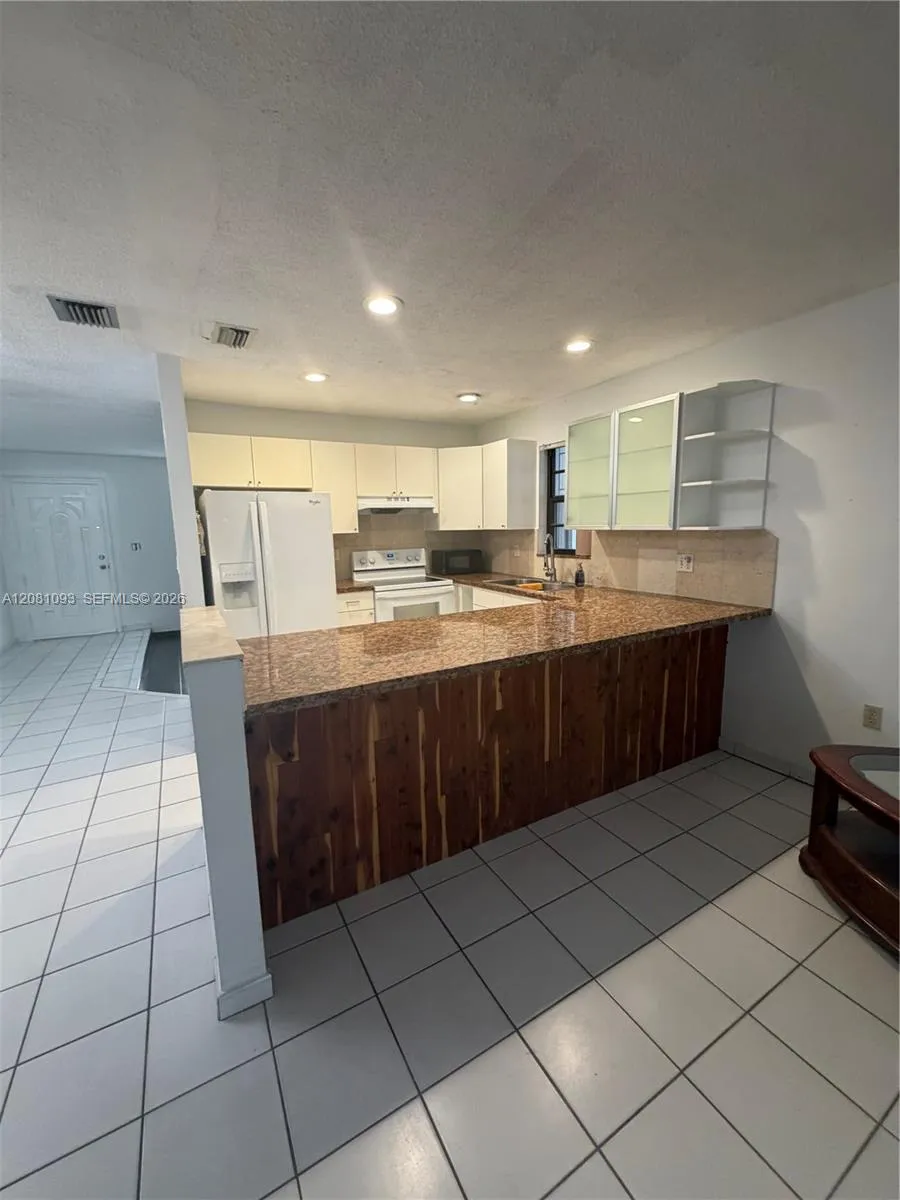 7577 W 5th Ln Hialeah, FL 33014