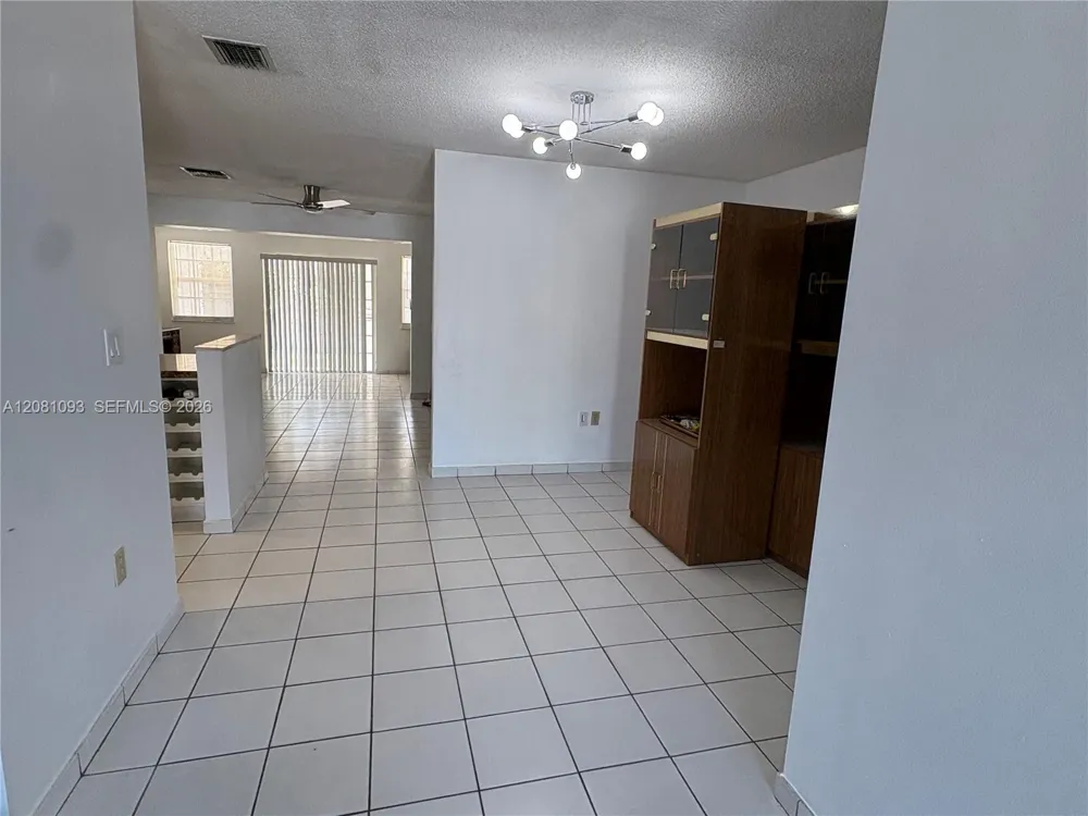 7577 W 5th Ln Hialeah, FL 33014