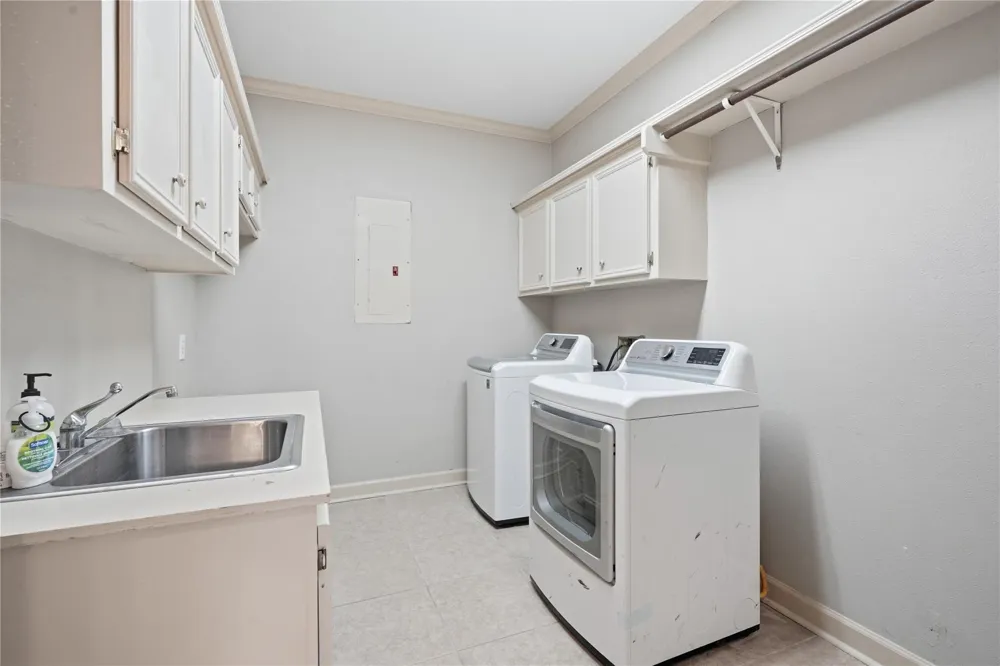 708 Bayou Crest Circle Dickinson, TX 77539