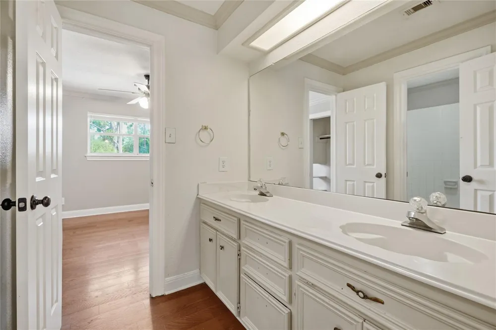708 Bayou Crest Circle Dickinson, TX 77539
