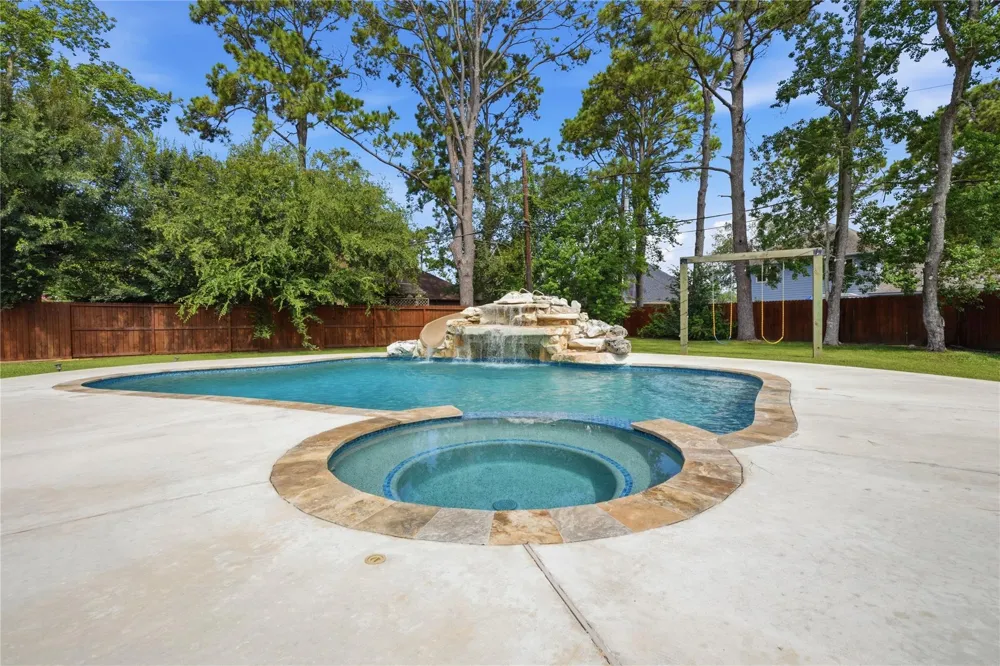 708 Bayou Crest Circle Dickinson, TX 77539