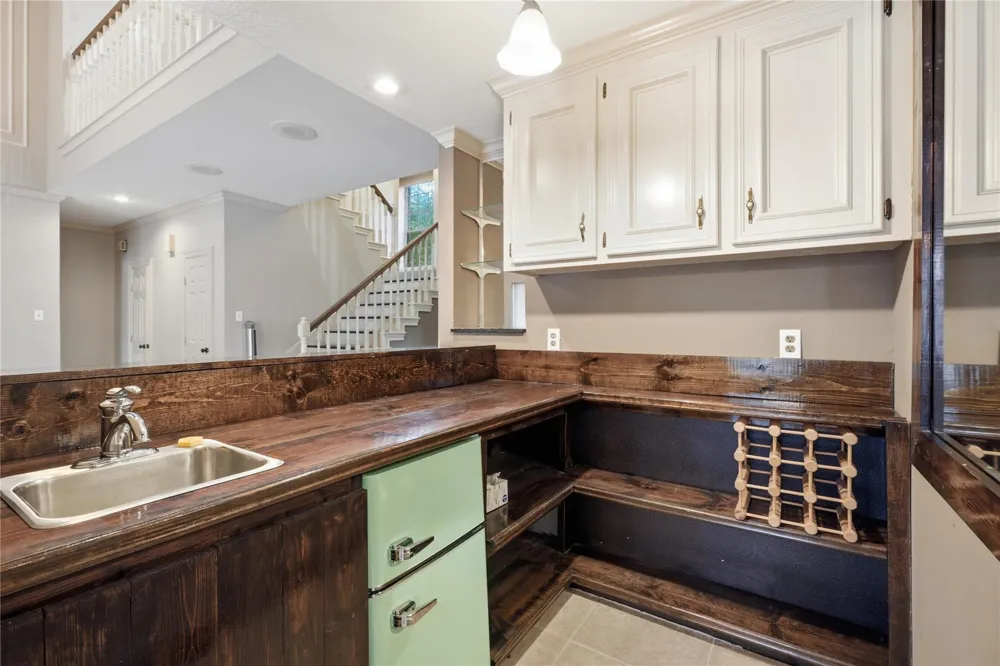 708 Bayou Crest Circle Dickinson, TX 77539