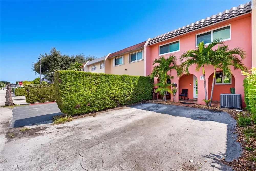 6965 W 2nd Way Hialeah, FL 33014