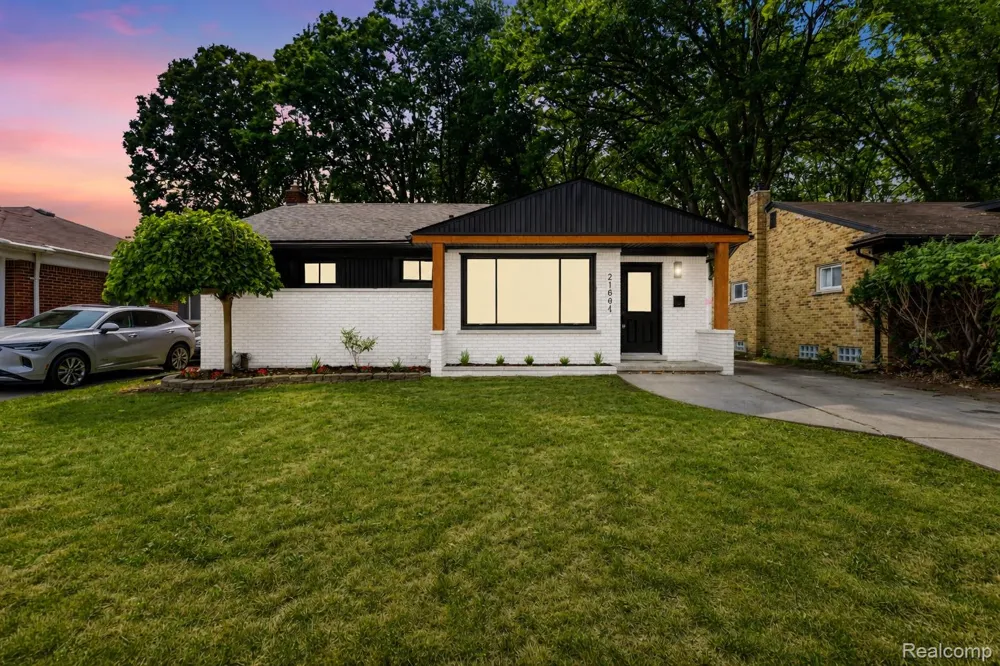 21661 Whitmore Street Oak Park City, MI 48237