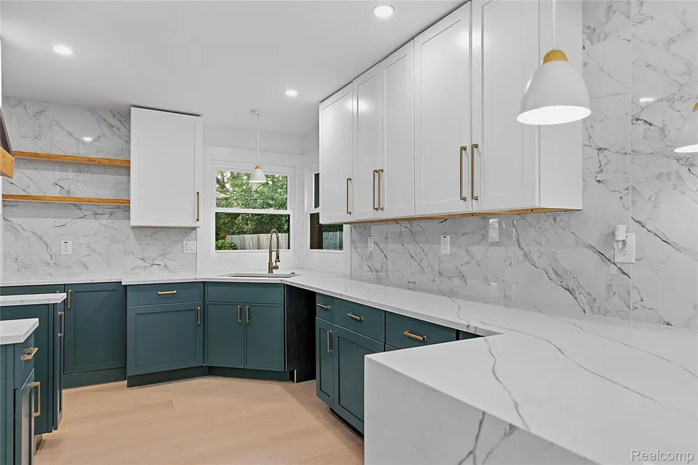 21661 Whitmore Street Oak Park City, MI 48237