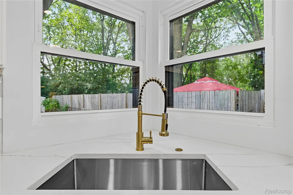21661 Whitmore Street Oak Park City, MI 48237