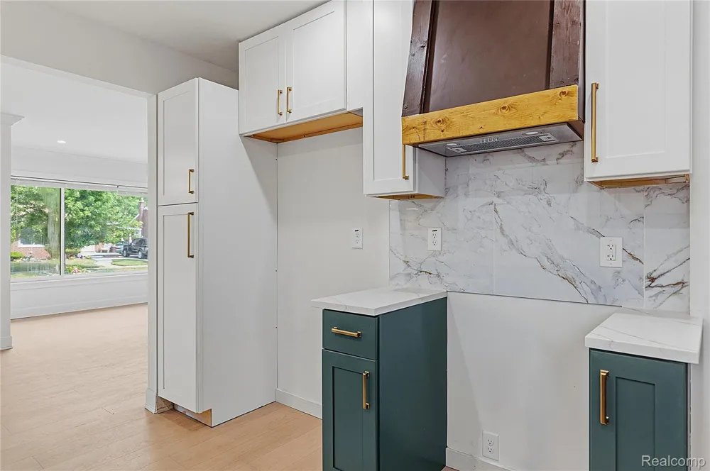 21661 Whitmore Street Oak Park City, MI 48237