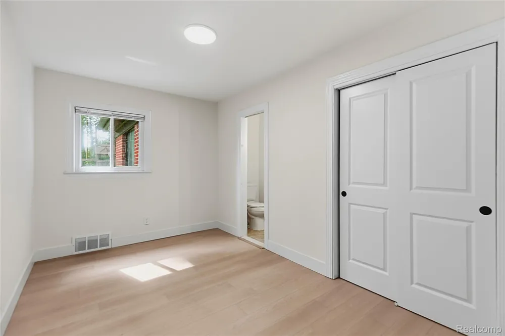 21661 Whitmore Street Oak Park City, MI 48237