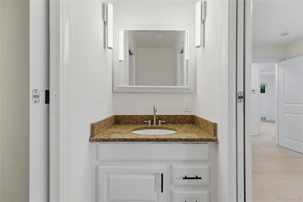 21661 Whitmore Street Oak Park City, MI 48237