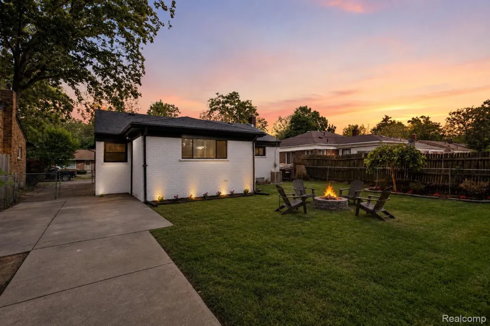 21661 Whitmore Street Oak Park City, MI 48237