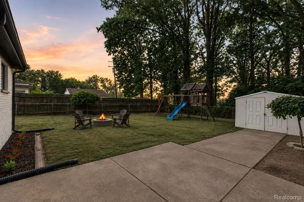 21661 Whitmore Street Oak Park City, MI 48237
