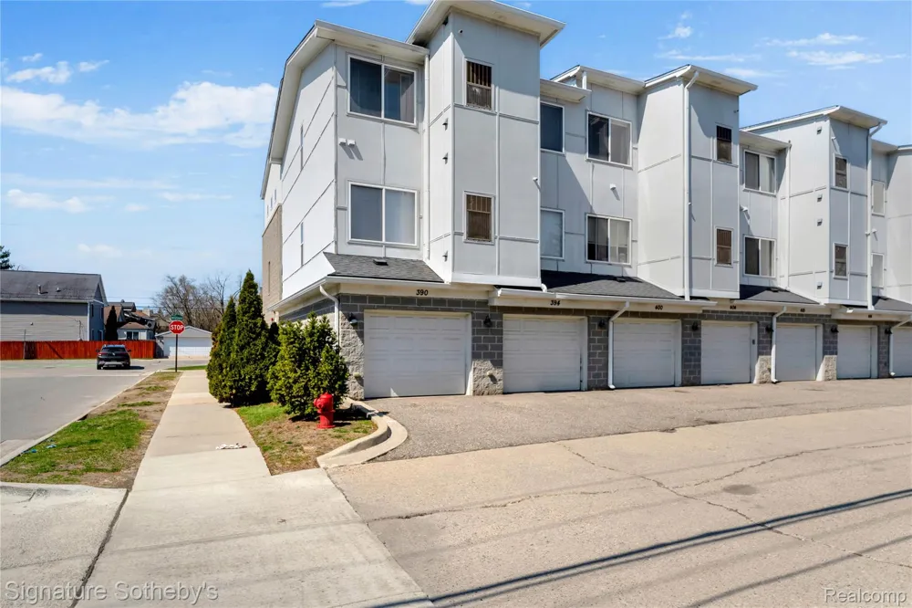 390 Hilton Road Ferndale City, MI 48220