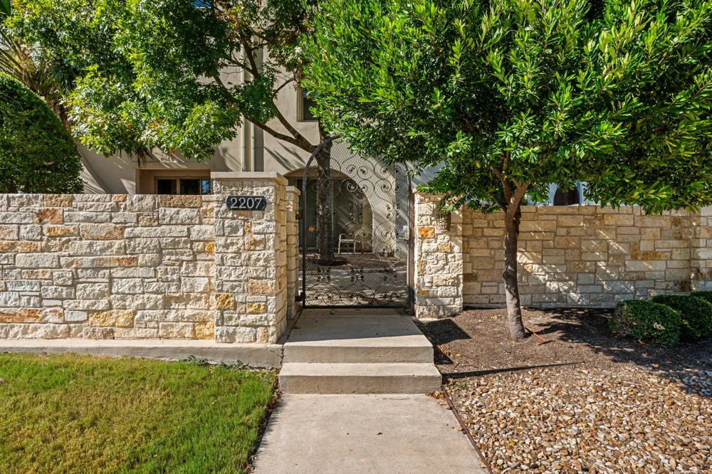 2207 Pasadena Drive #10 Austin, TX 78757