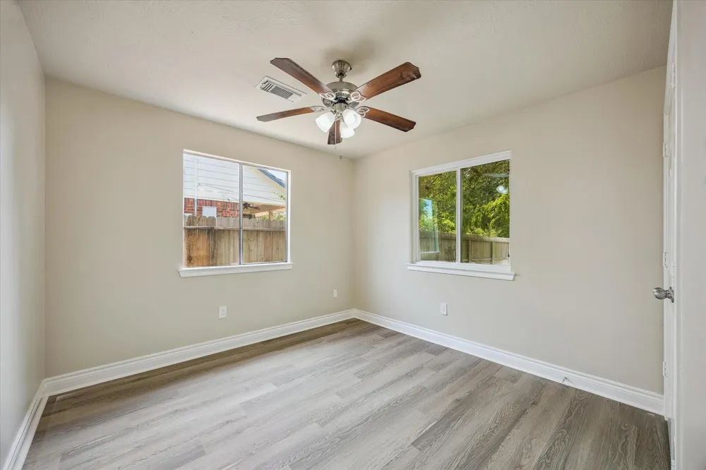 229 E Forest Avenue Shoreacres, TX 77571
