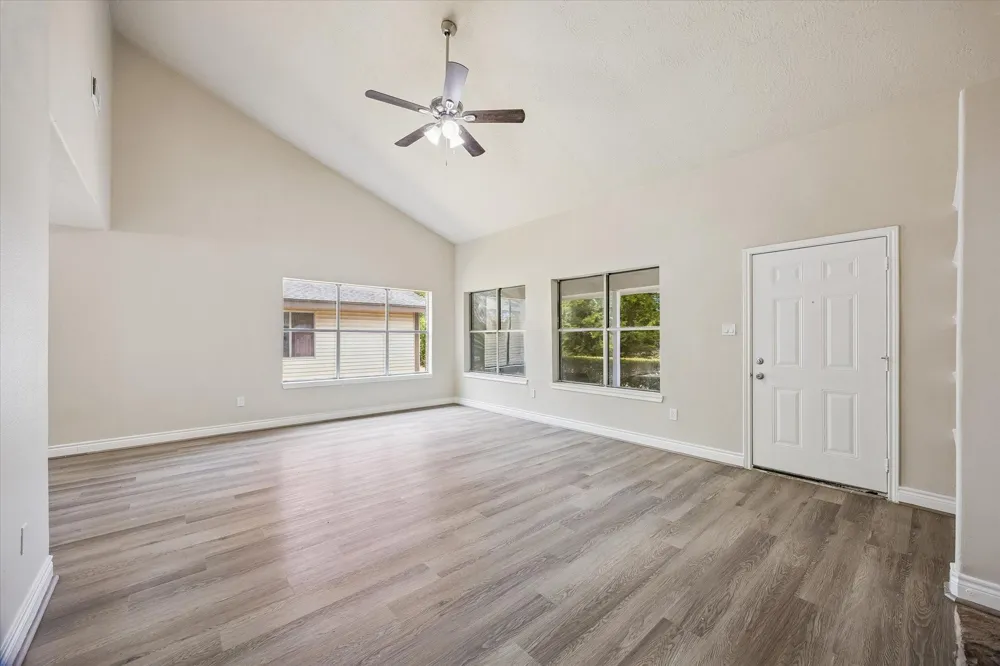 229 E Forest Avenue Shoreacres, TX 77571
