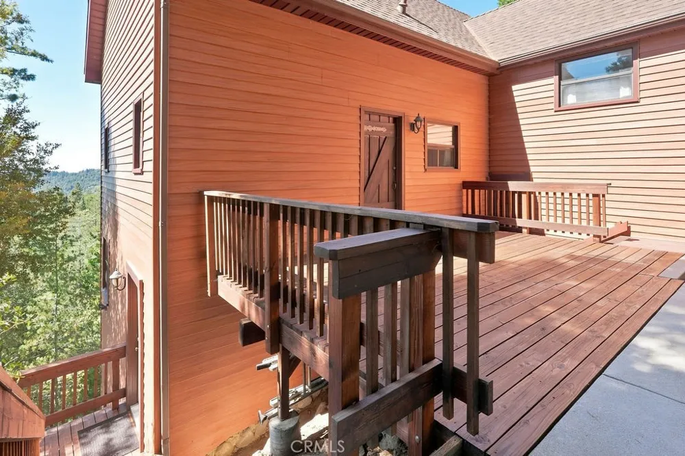 25086 Valle Crestline, CA 92325
