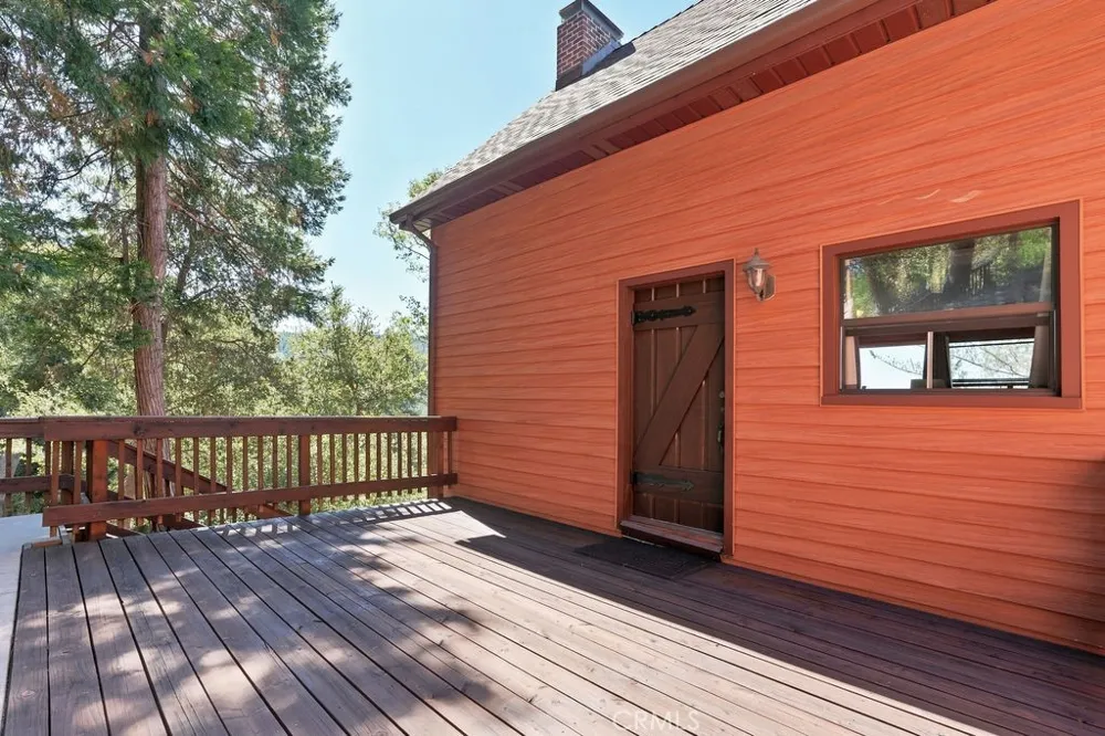 25086 Valle Crestline, CA 92325