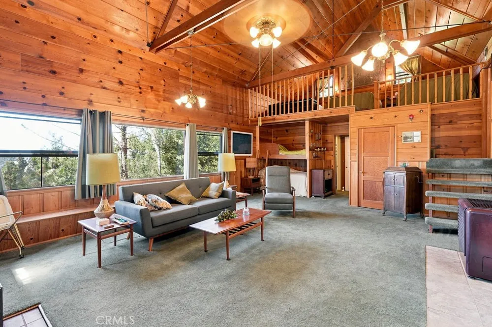 25086 Valle Crestline, CA 92325