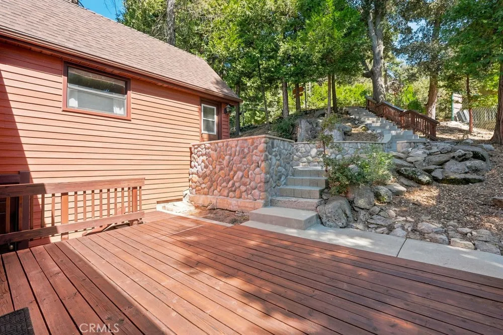 25086 Valle Crestline, CA 92325