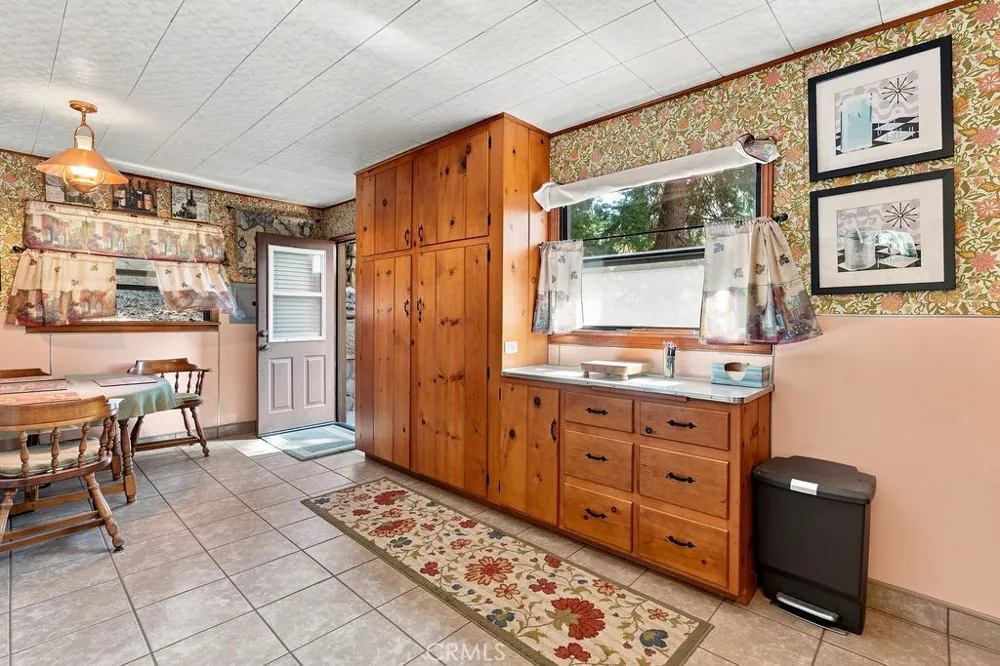 25086 Valle Crestline, CA 92325